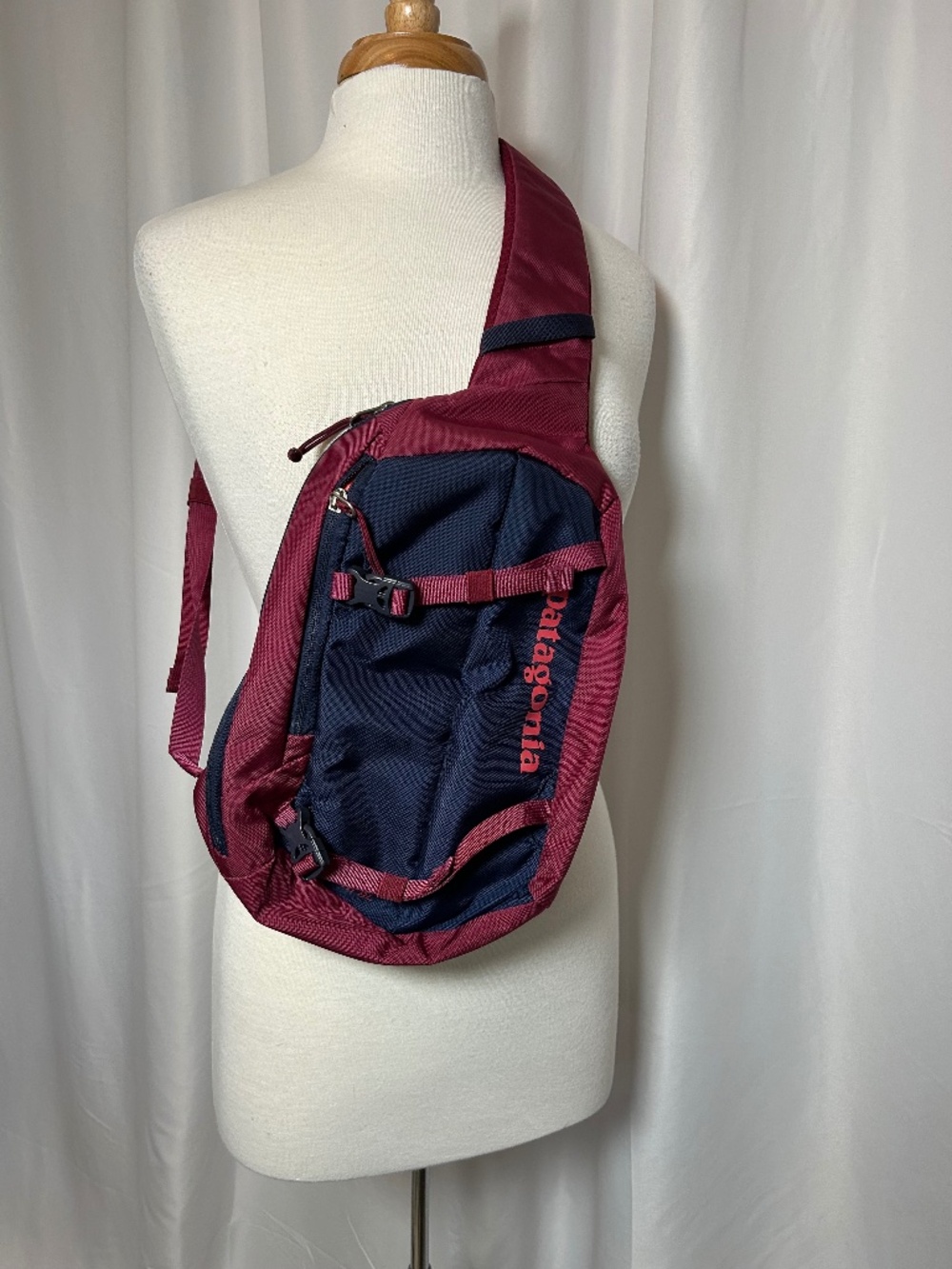 PATAGONIA ATOM 8L NAVY AND BURGANDY BAG